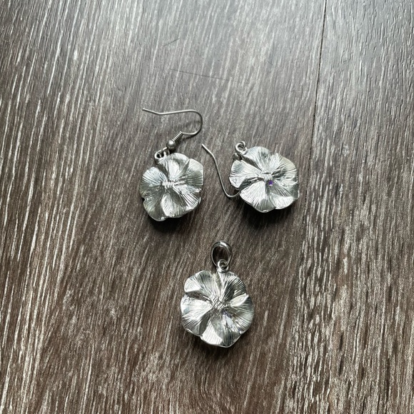 Vintage flower earrings and pendant - Picture 3 of 4